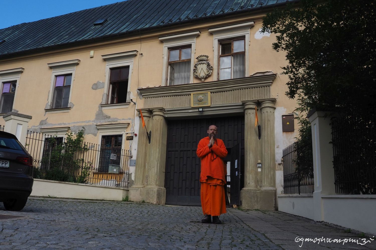 Maháprabhudíp ášram ve Střílkách  - před branou ášramu. Foto: Svámí Gyanehwarpuri, samospoušť 2023.