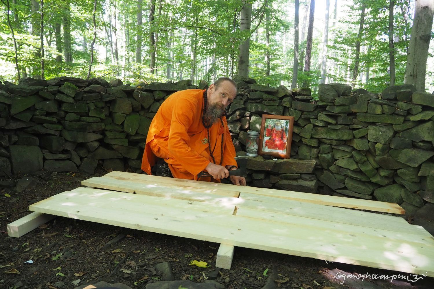 Poustevna Lesslova hora nad Křtinami - výroba meditačního pódia. Foto: Svámí Gyaneshwarpuri, samospoušť 2023.