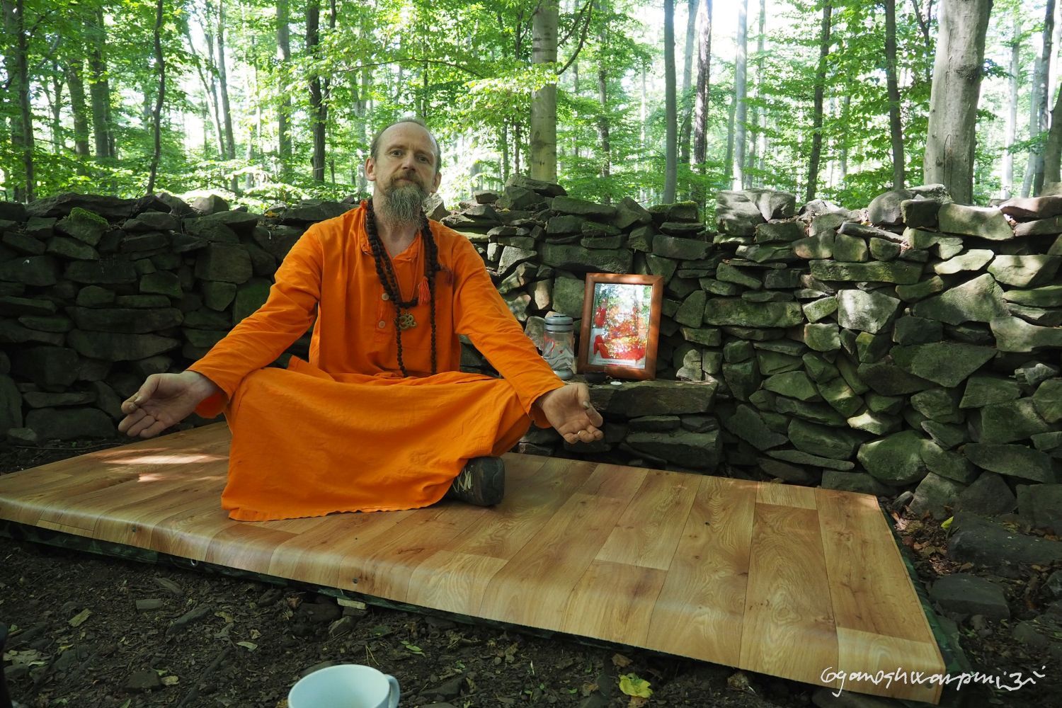 Poustevna Lesslova hora nad Křtinami s meditačním pódiem. Foto: Svámí Gyaneshwarpuri, samospoušť 2023.