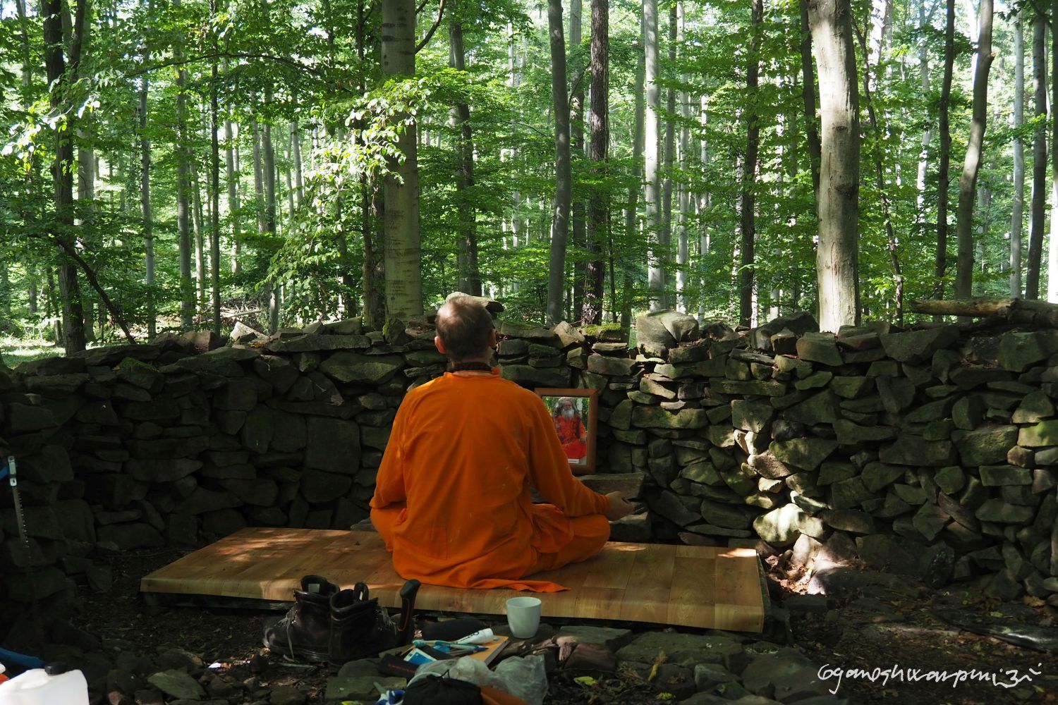 Poustevna Lesslova hora nad Křtinami s meditačním pódiem. Foto: Svámí Gyaneshwarpuri, samospoušť 2023.