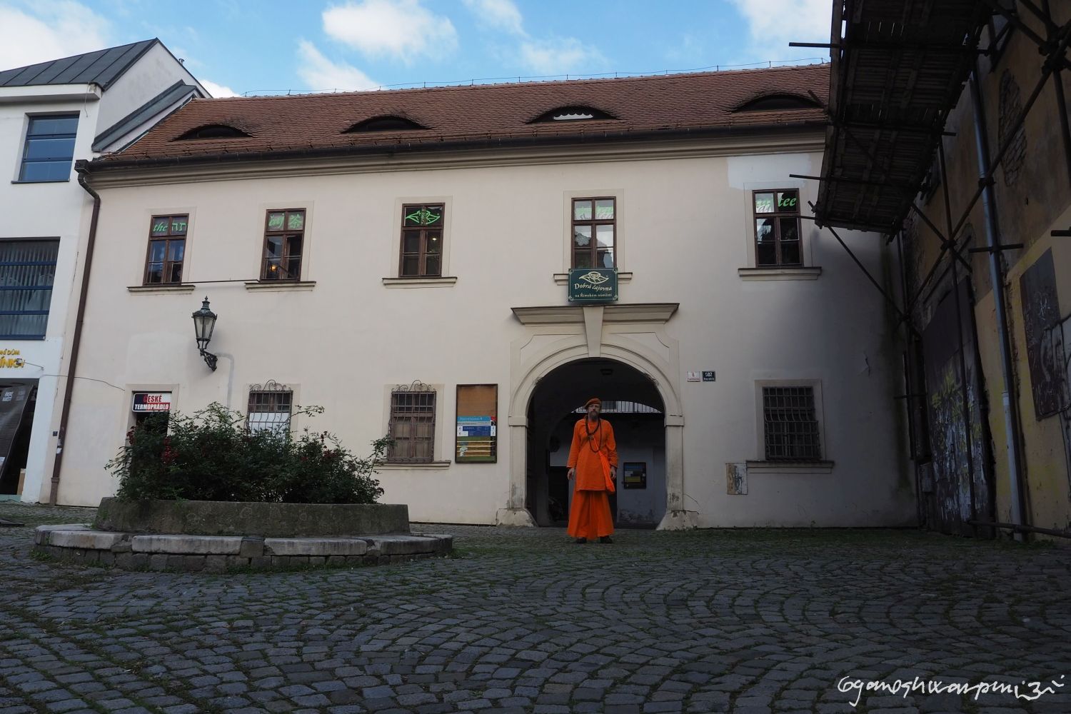 Dobrá čajovna na Římském náměsti v Brně s poustevníkem, který v ní nakupuje zelený čaj. Foto: Svámí Gyaneshwarpuri, samospoušť 2023.