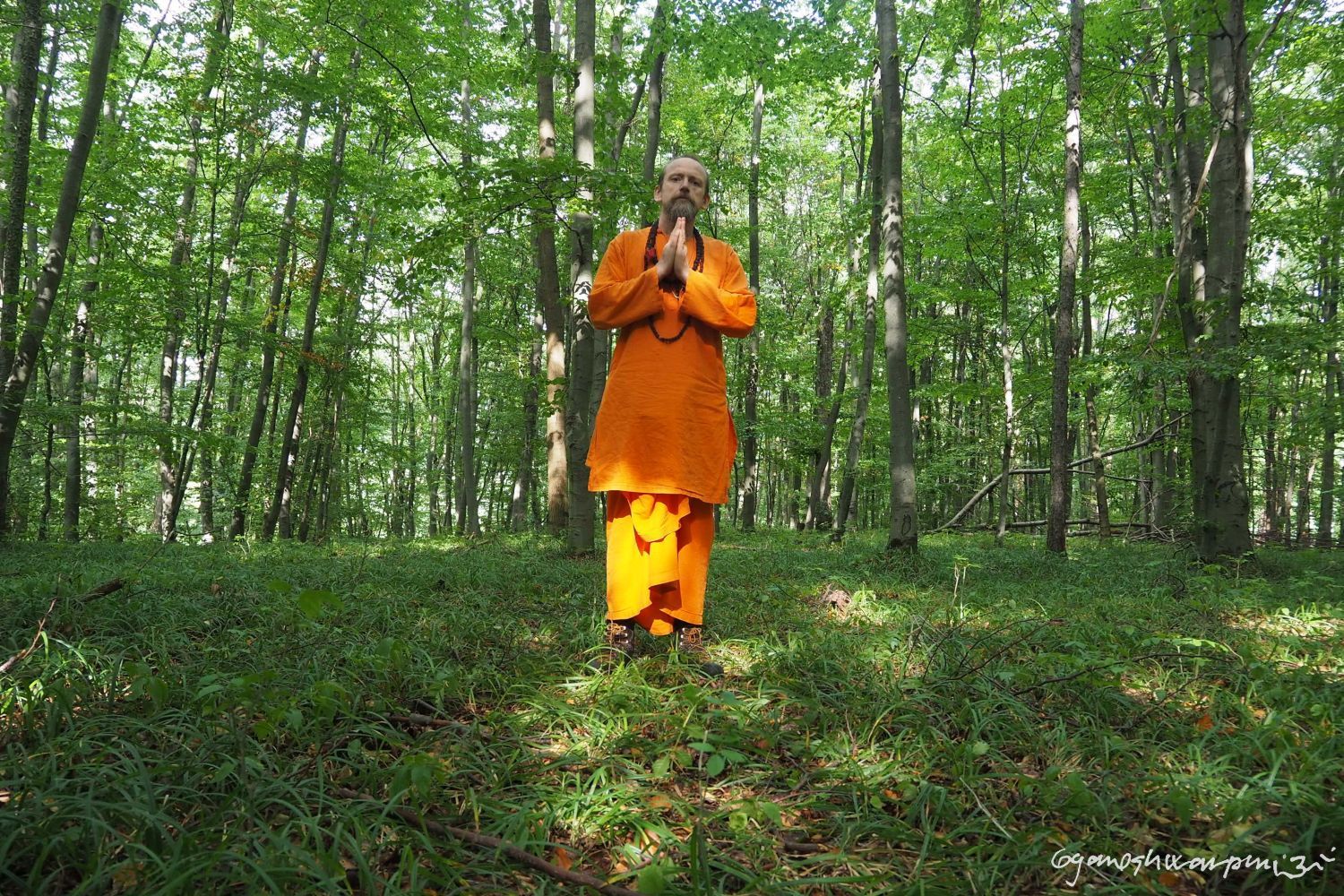 Meditační plošinka nad jeskyní Malý lesík  - svaté místo této krajiny. Foto: Svámí Gyaneshwarpuri, samospoušť 2023.