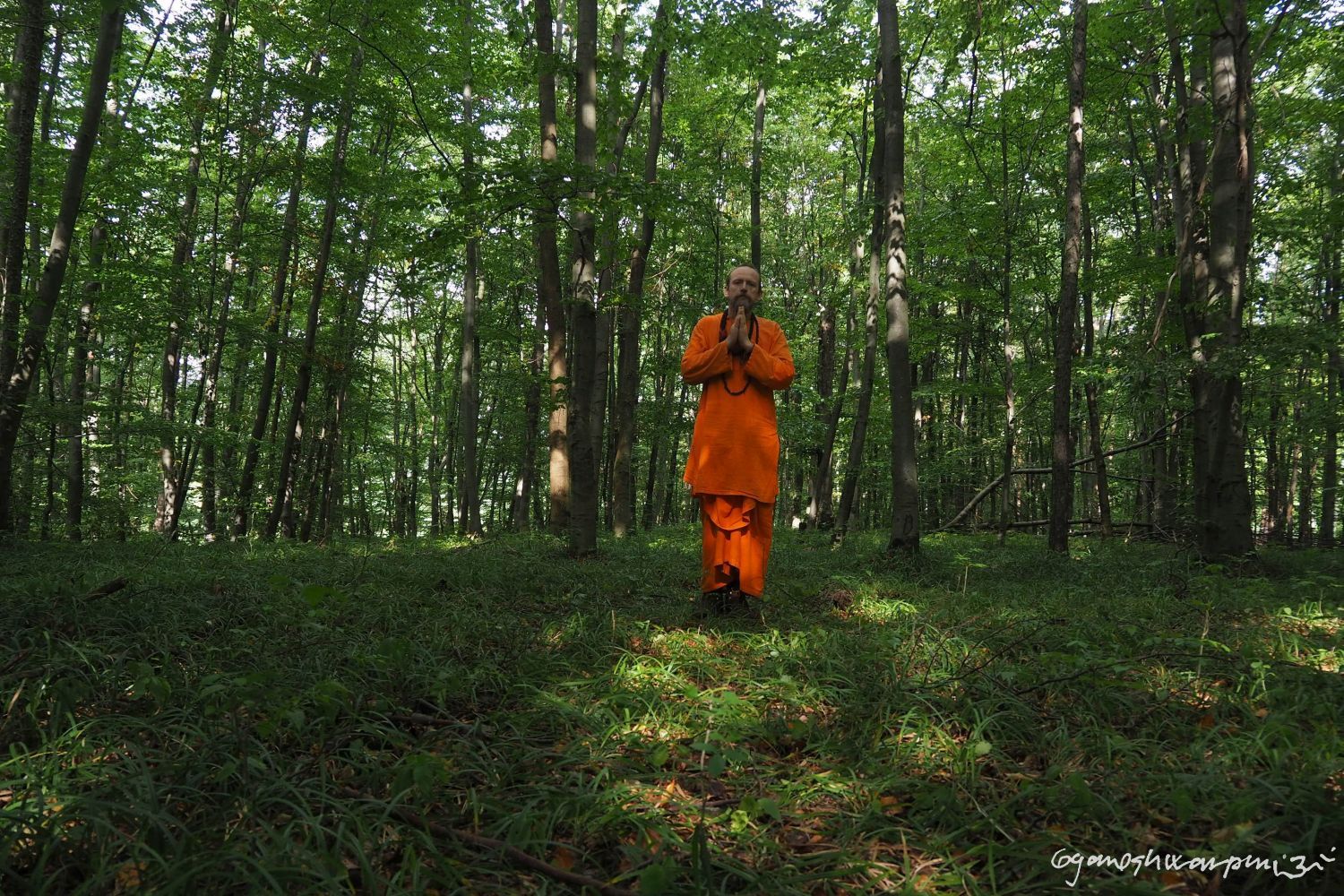 Meditační plošinka nad jeskyní Malý lesík  - svaté místo této krajiny. Foto: Svámí Gyaneshwarpuri, samospoušť 2023.