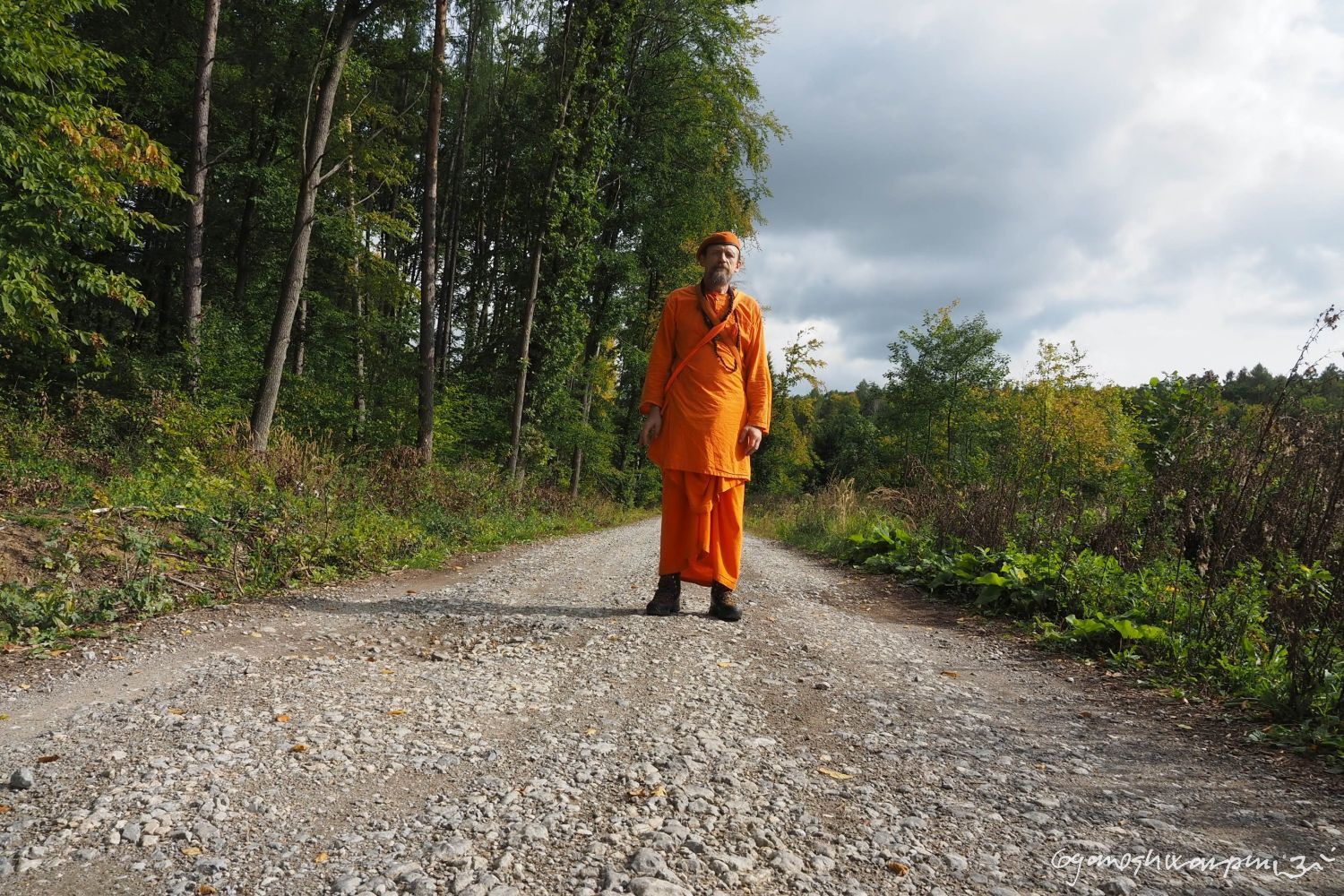 Z jeskyně  Malý lesík směrem na Nový Dvůr a plošinu Skalka. Foto: Svámí Gyaneshwarpuri, samospoušť 2023.