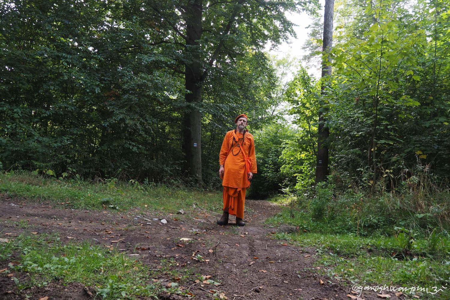 Na modré značce - plošina Skalka. Foto: Svámí Gyaneshwarpuri, samospoušť 2023.