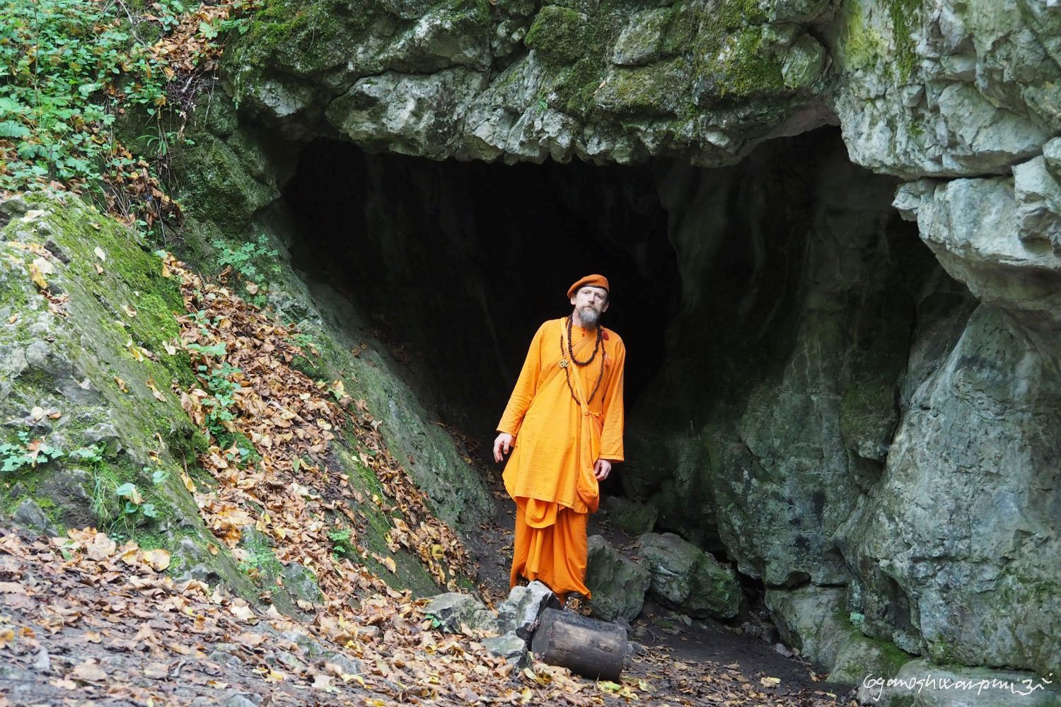 Netopýrka pod Svatými schody v Údolí Říčky. Foto: Svámí Gyaneshwarpuri, samospoušť 2023.