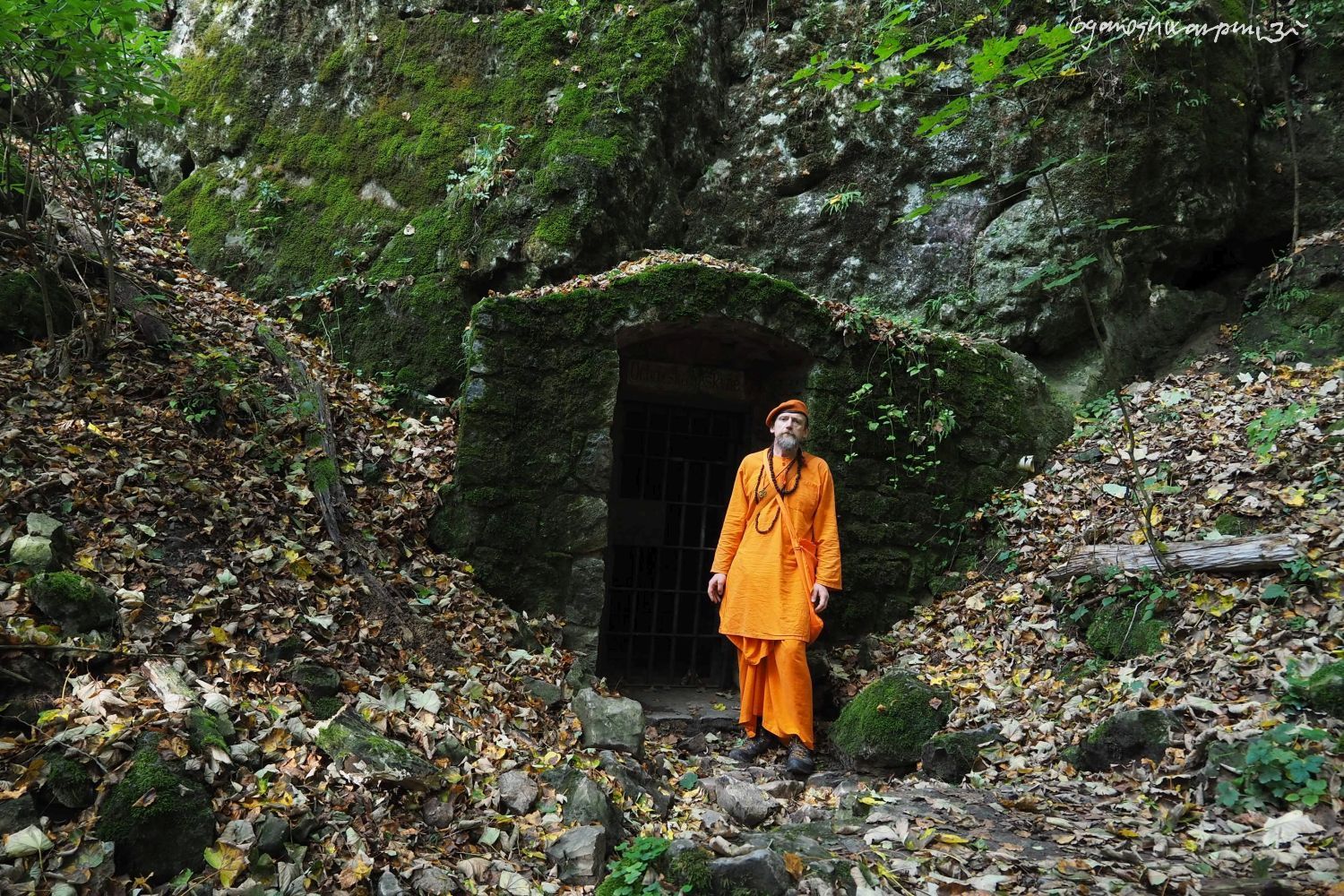 Ochozská jeskyně v Údolí Říčky - vchod. Foto: Svámí Gyaneshwarpuri, samospoušť 2023.
