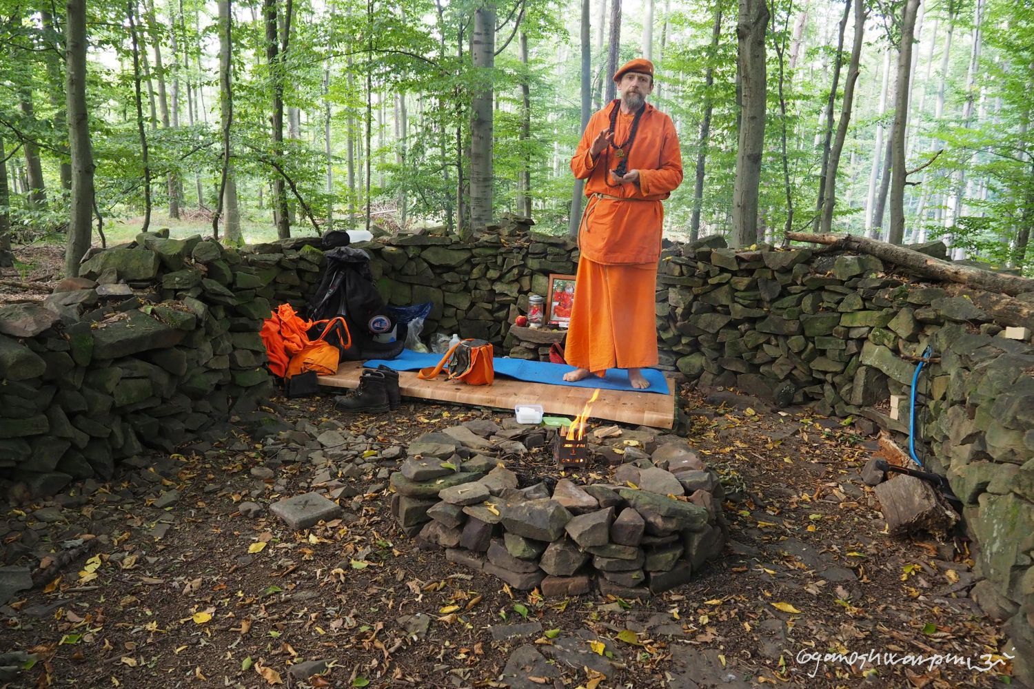 Poustevna Lesslova hora nad Křtinami. Foto: Svámí Gyaneshwarpuri, samospoušť 2023.