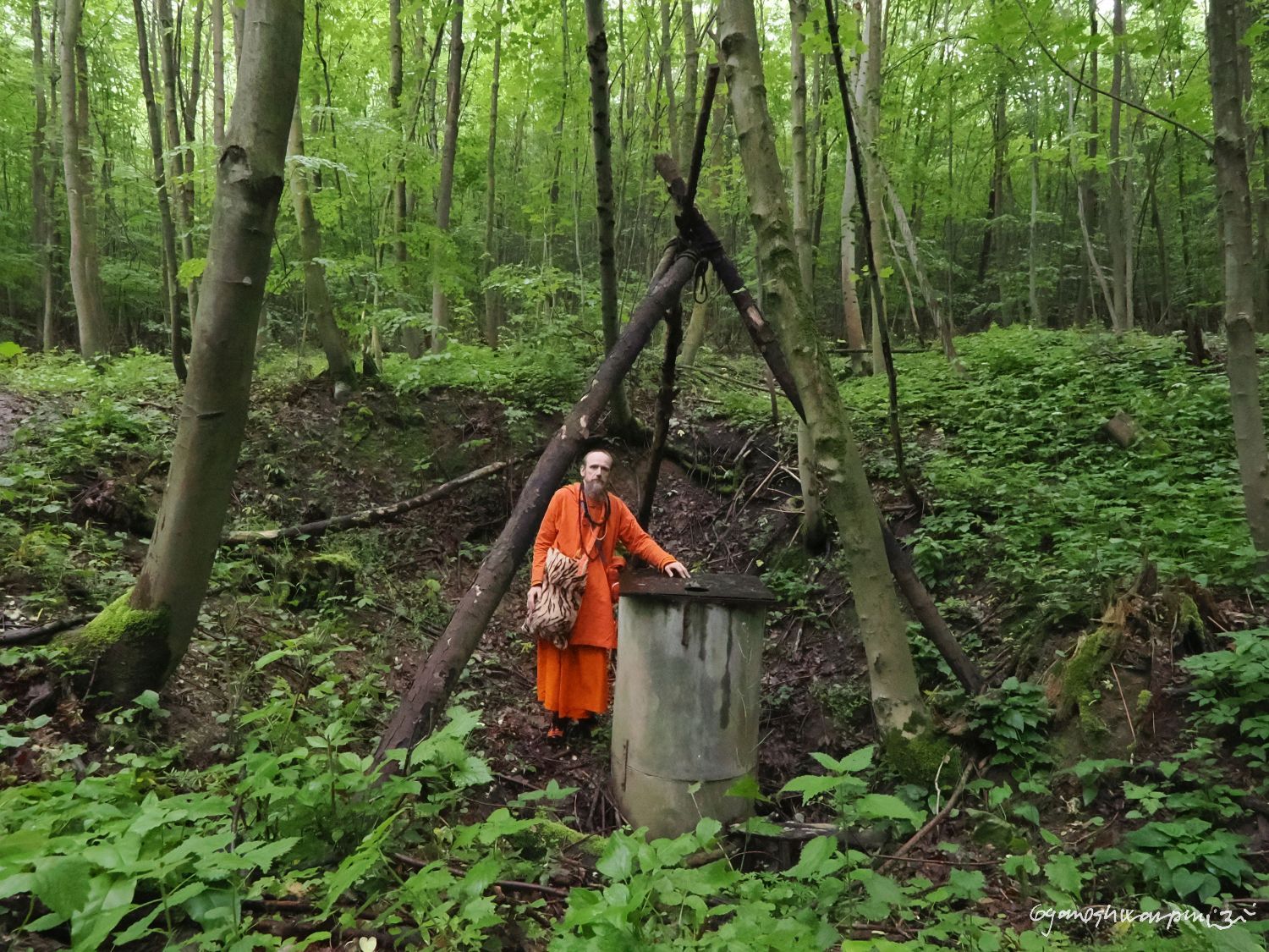 Novodvorský ponor - jeskyně Ponorný hrádek na plošině Skalka. Foto: Svámí Gyaneshwarpuri, samospoušť (2024).