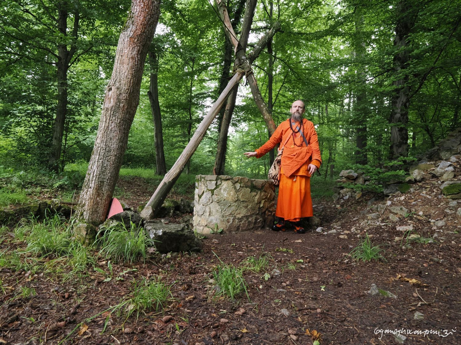 Závrtek Zub - jeskyně Soví komín na plošině Skalka. Foto: Svámí Gyaneshwarpuri, samospoušť (2024).