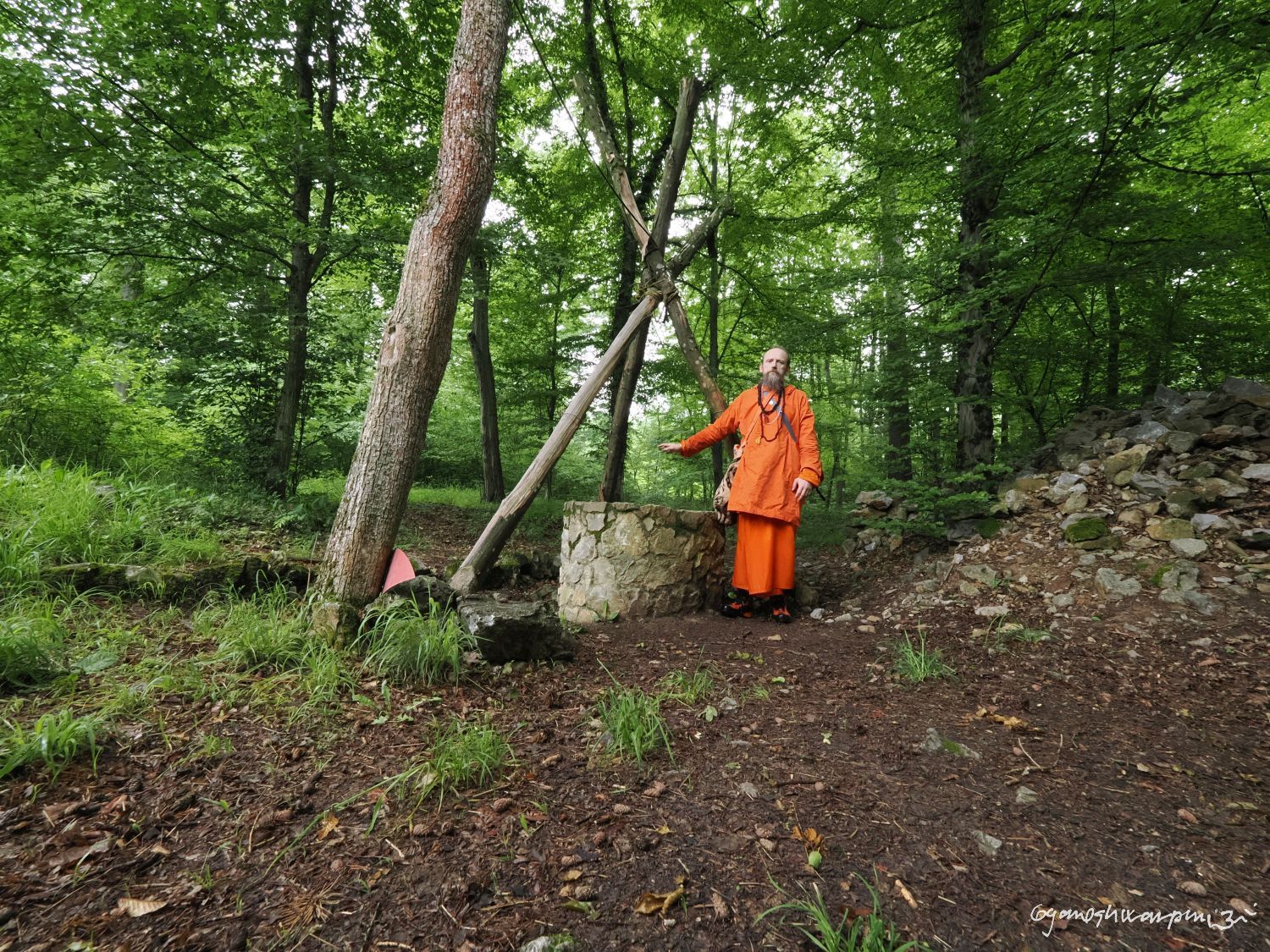 Závrtek Zub - jeskyně Soví komín na plošině Skalka. Foto: Svámí Gyaneshwarpuri, samospoušť (2024).