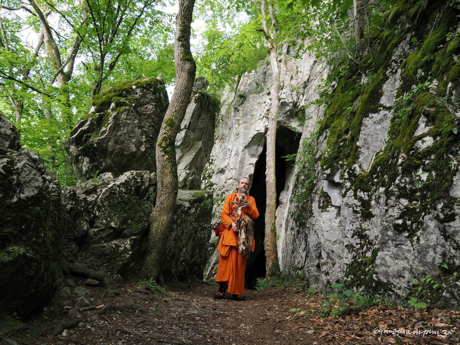 Svámí Gyaneshwarpuri přinesl kříž na jeskyni Kostelík ve Křtinském údolí pro Hertodova poustevníka. Foto: Svámí Gyaneshwarpuri, samospoušť (2024).