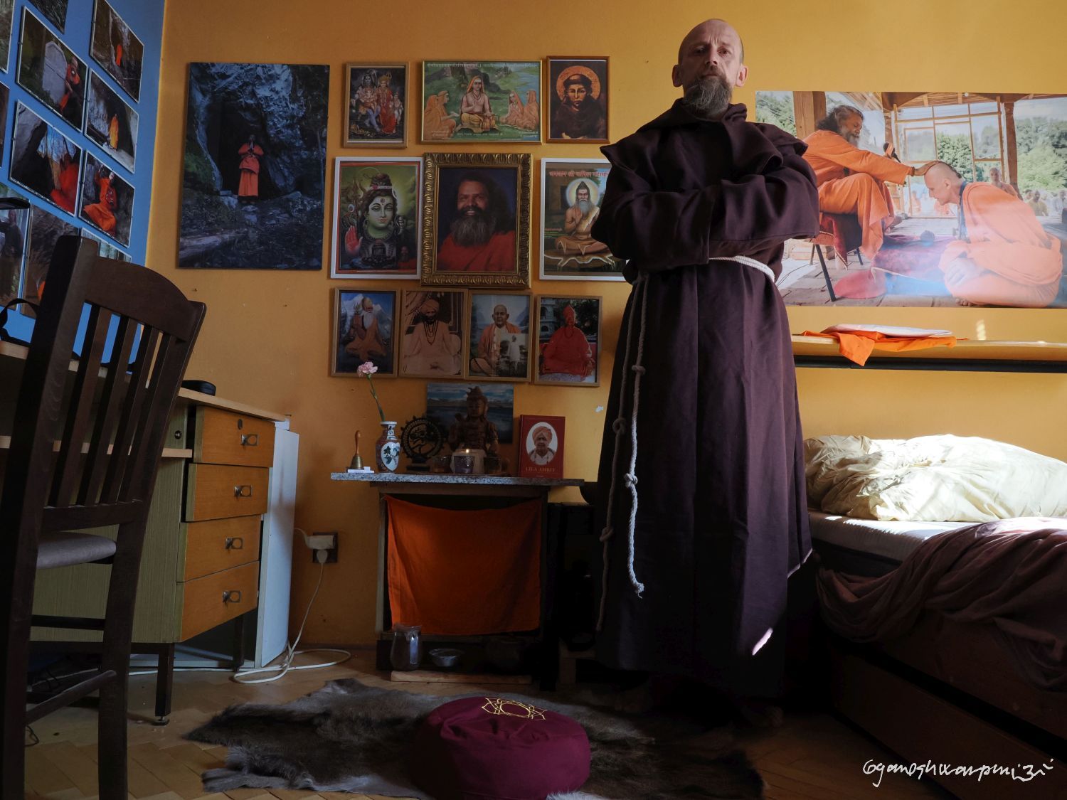 Poprvé v kutně svatého Františka z Assisi. Foto: Svámí Gyaneshwarpuri, samospoušť (2024).
