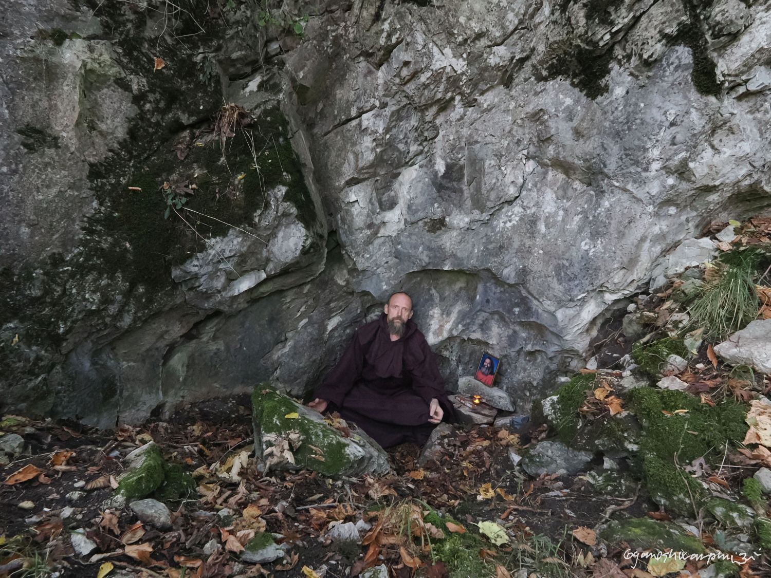 V kutně svatého Františka na svém Tajném místě v Moravském krasu. Foto: Svámí Gyaneshwarpuri, samospoušť (2024).