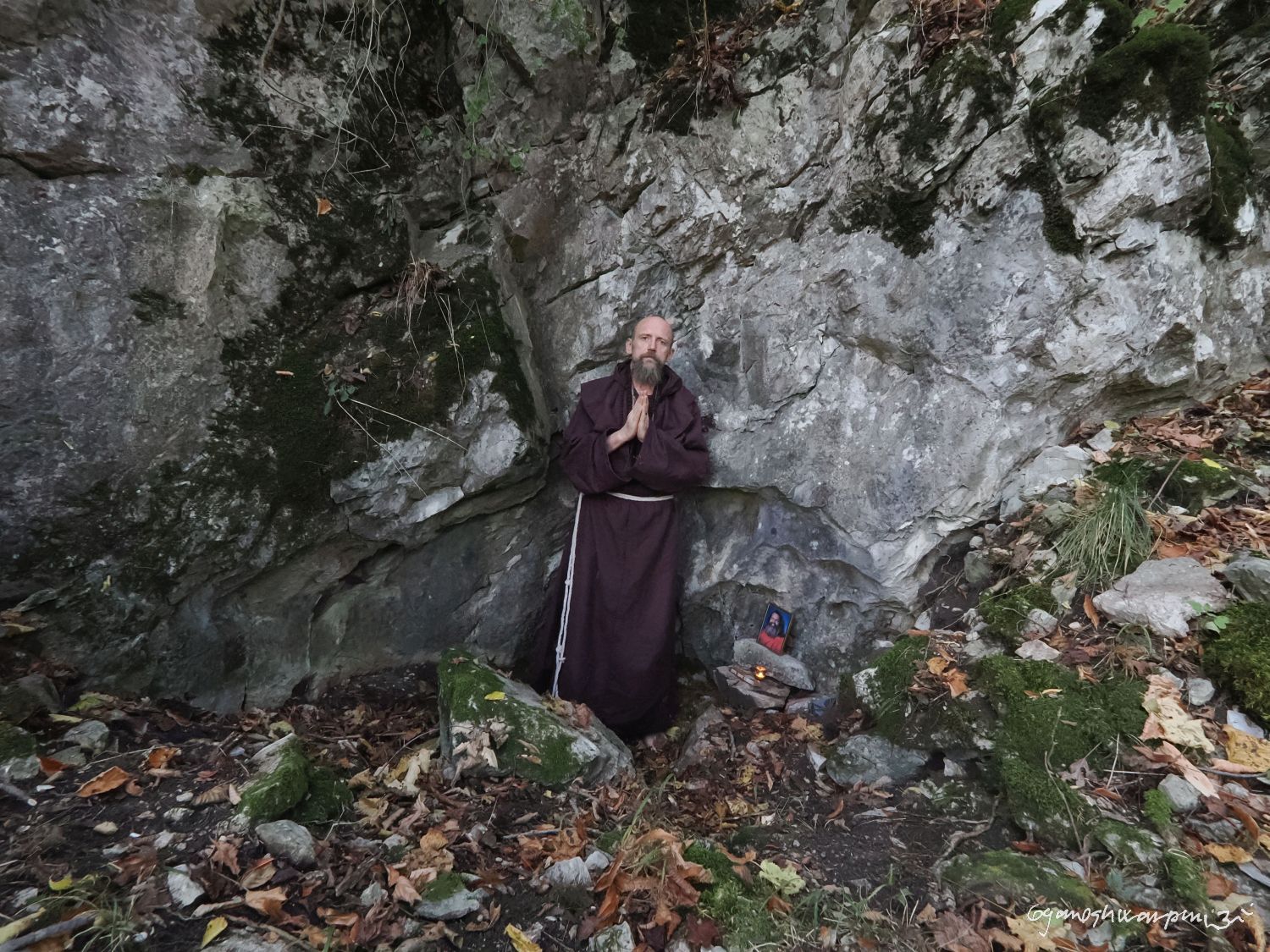 V kutně svatého Františka na svém Tajném místě v Moravském krasu. Foto: Svámí Gyaneshwarpuri, samospoušť (2024).
