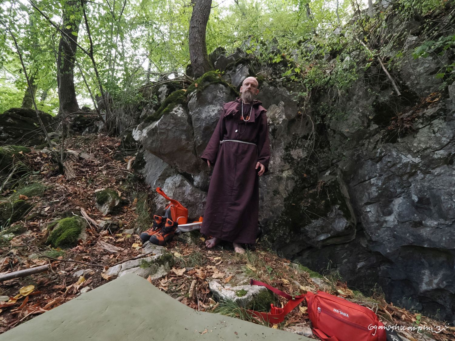 V kutně svatého Františka na svém Tajném místě v Moravském krasu. Foto: Svámí Gyaneshwarpuri, samospoušť (2024).