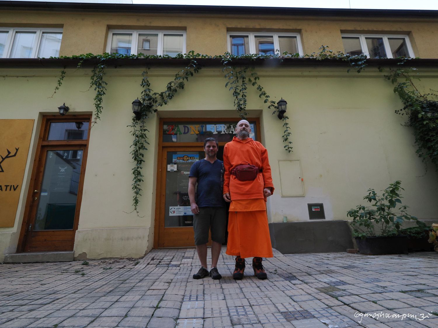 Bob Klváň, majitel Chajovny se svámím Gyaneshwarpuri, před čajovnou Chajovnou. Foto: Svámí Gyaneshwarpuri, samospoušť (2024).