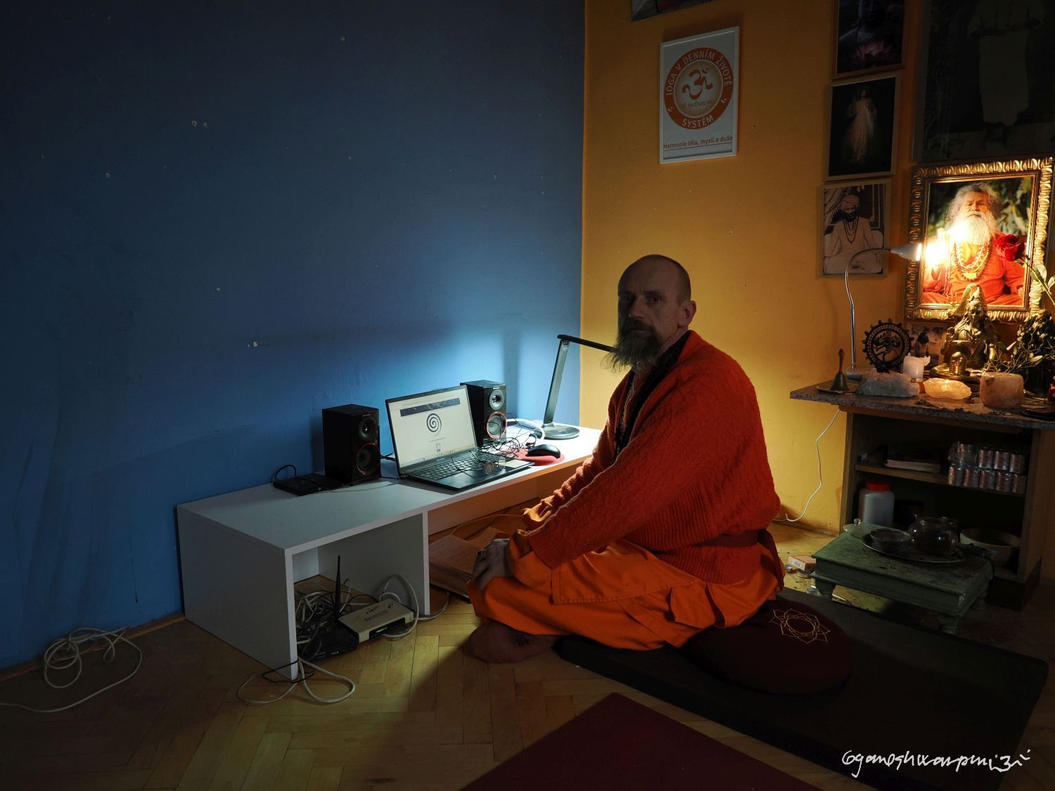 Ášram v Bosonohách - práce na webu. Foto: Svámí Gyaneshwarpuri, samospoušť (2024).