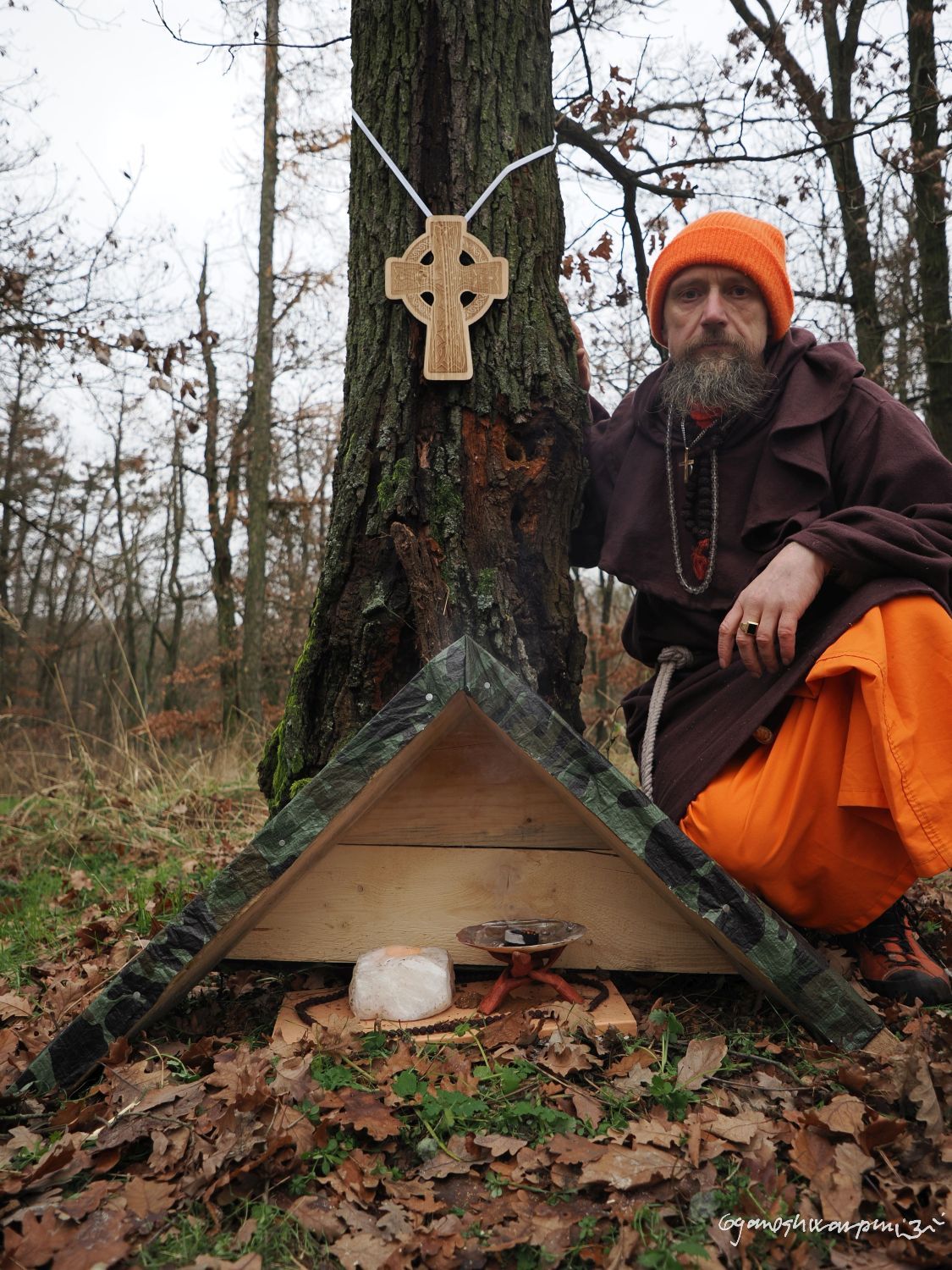 Hradisko u Bosonoh - keltský kříž na dubu a šamanské vykuřovadlo. Foto: Svámí Gyaneshwarpuri, samospoušť (2024).