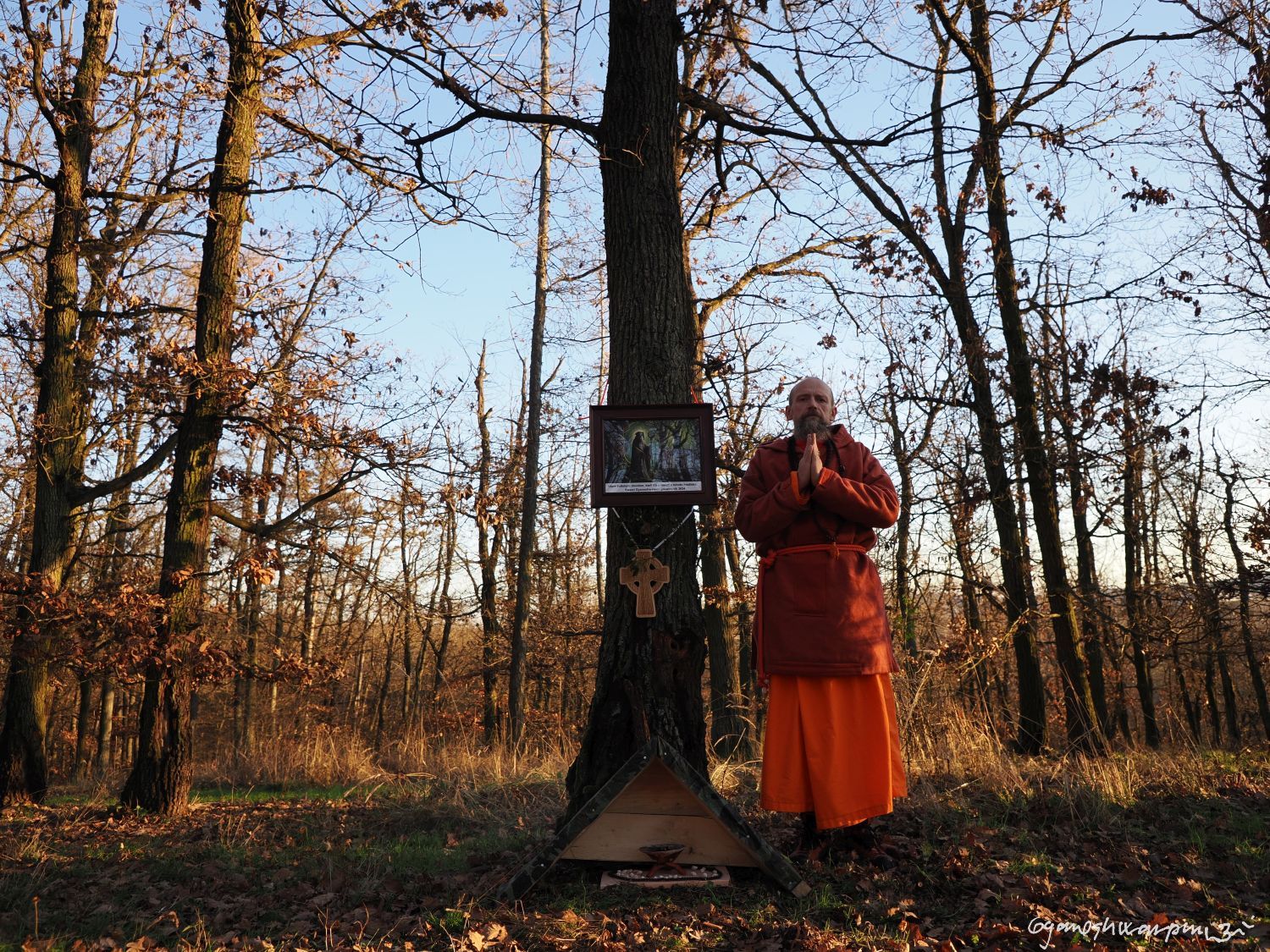 Hradisko u Bosonoh - pámátníček a oltář neviditelným druidům. Foto: Svámí Gyaneshwarpuri, samospoušť (2024).