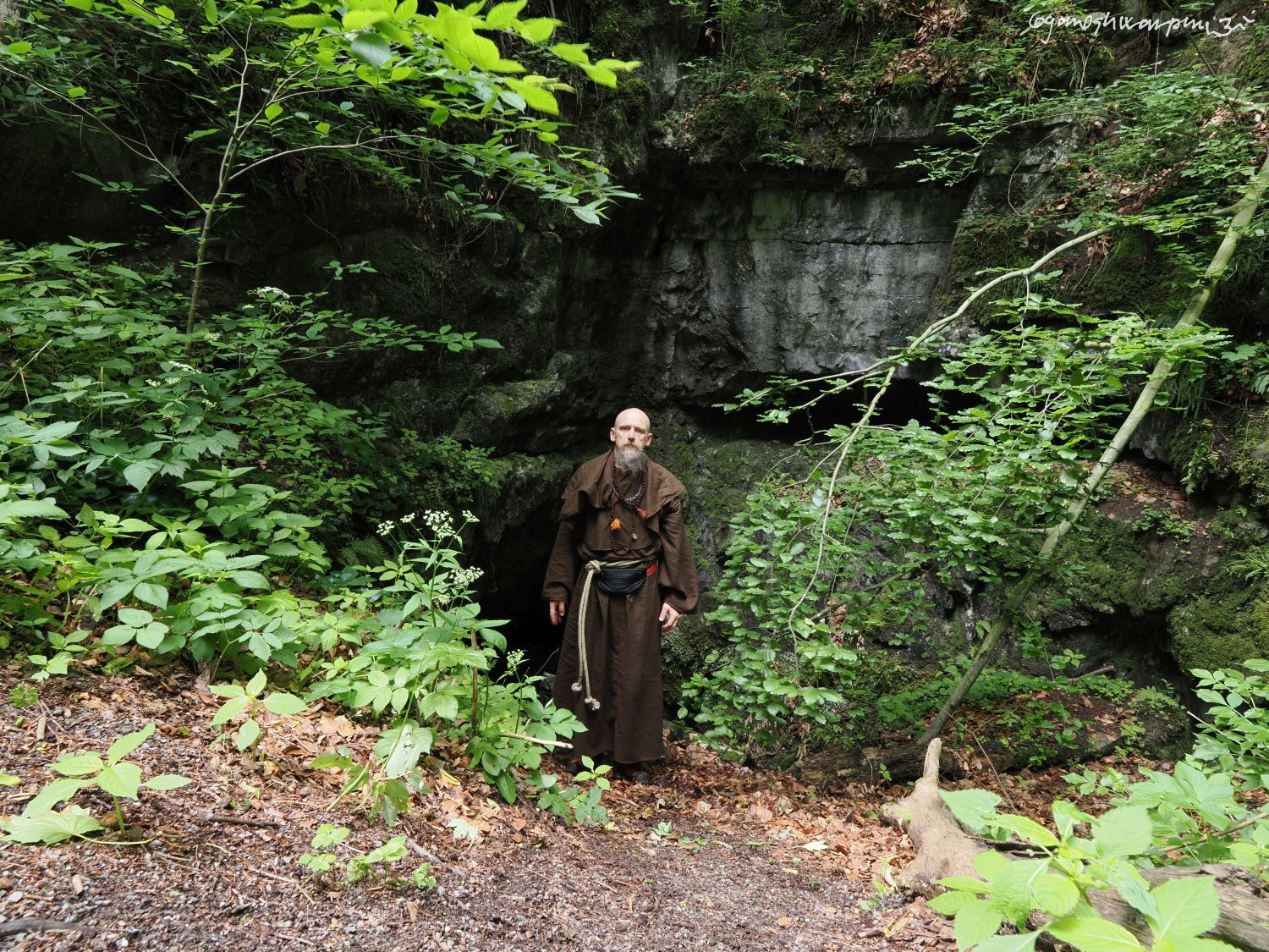 Otevřená skála u Vývěru Křtinského potoka, Svámí Gyaneshwarpuri, samospoušť 2025.