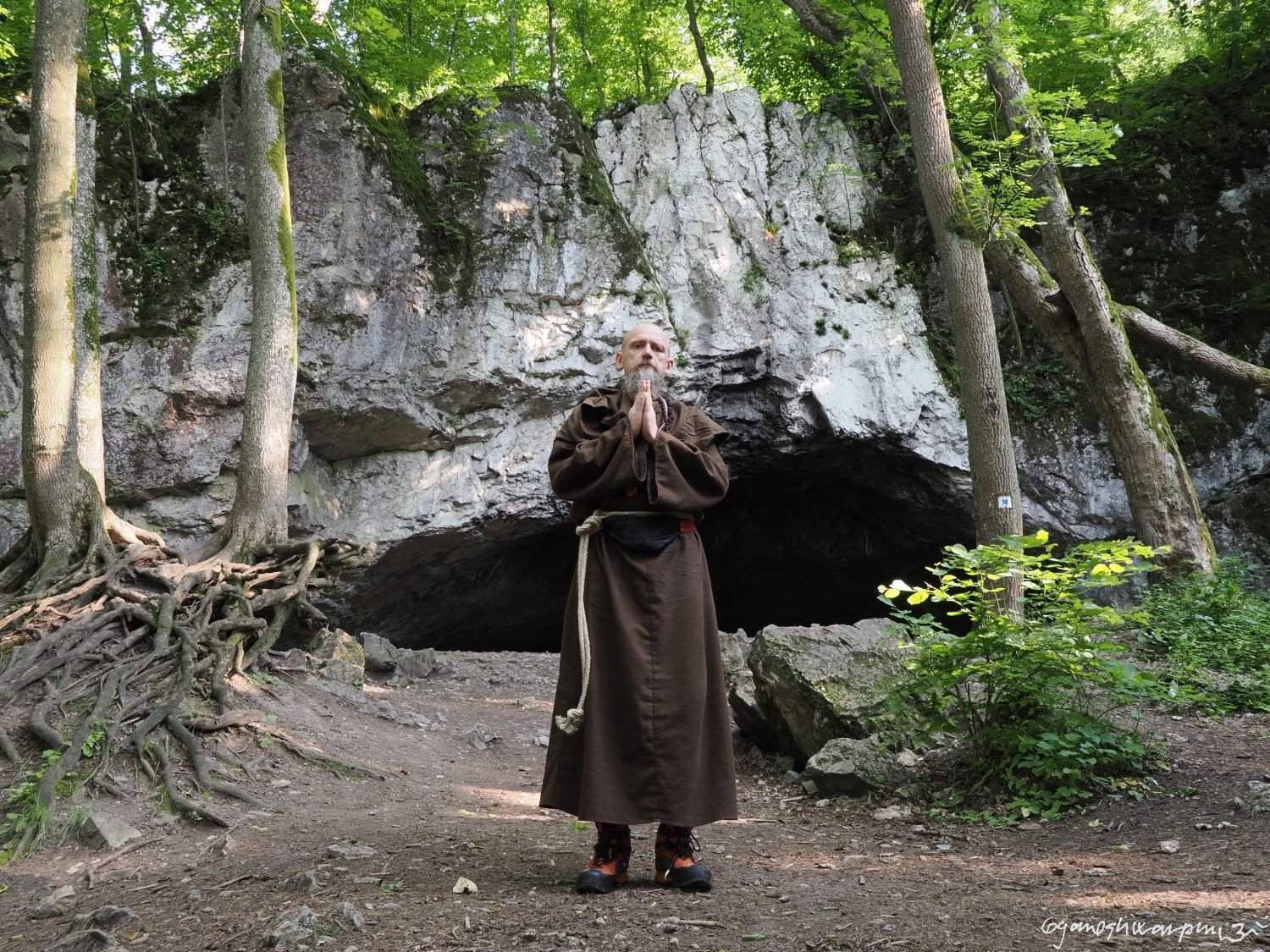Poutní zastavení u jeskyně Pekárna v Hádeckém údolí. Svámí Gyaneshwarpuri, samospoušť 2025.