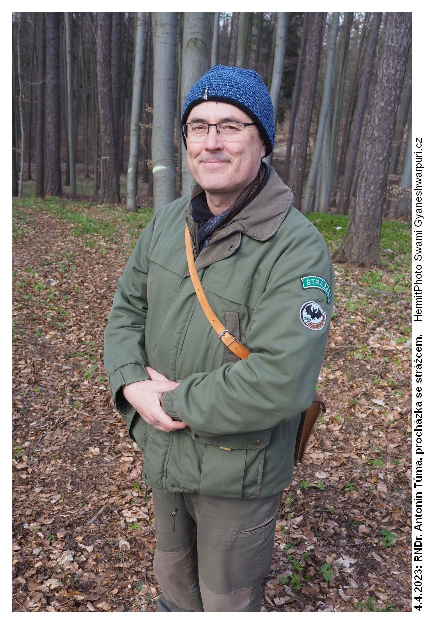  RNDr. Antonín Tůma, Správa CHKO Moravský kras - v ochranářské uniformě na Močové na Habrůvecké plošině (2023). Foto: Svámí Gyaneshwarpuri.