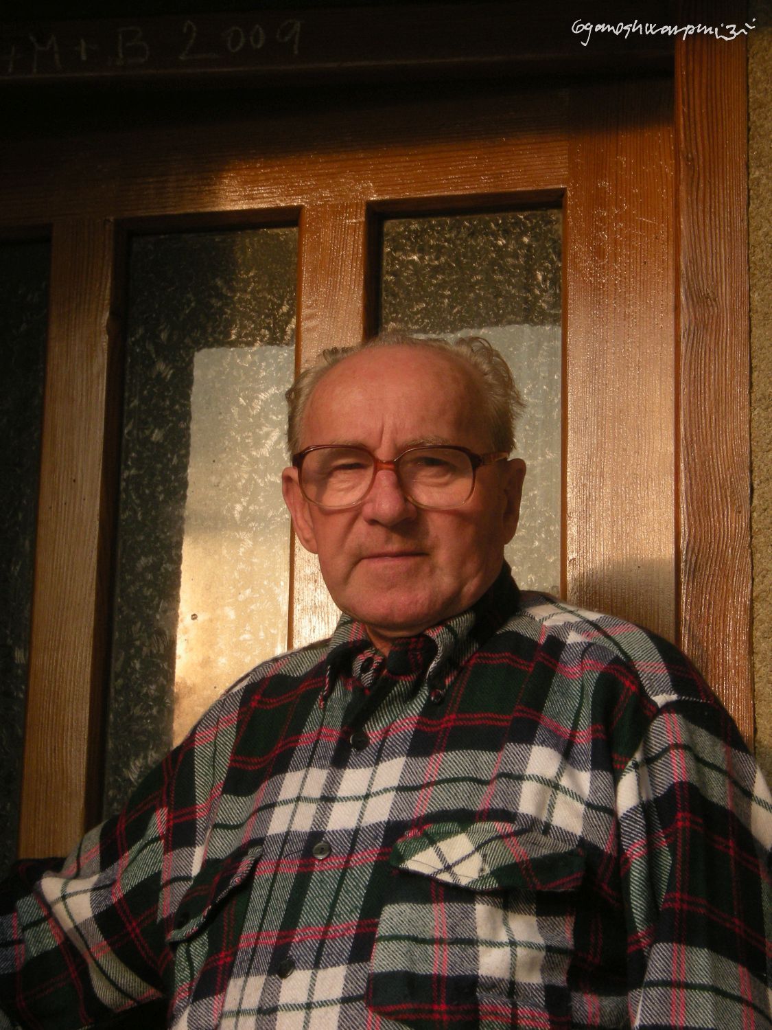 Arnošt Hloušek, na zápraží svého domu v Habrůvce v roce 2009.  Foto: Marek Gyaneshwarpuri 2009.