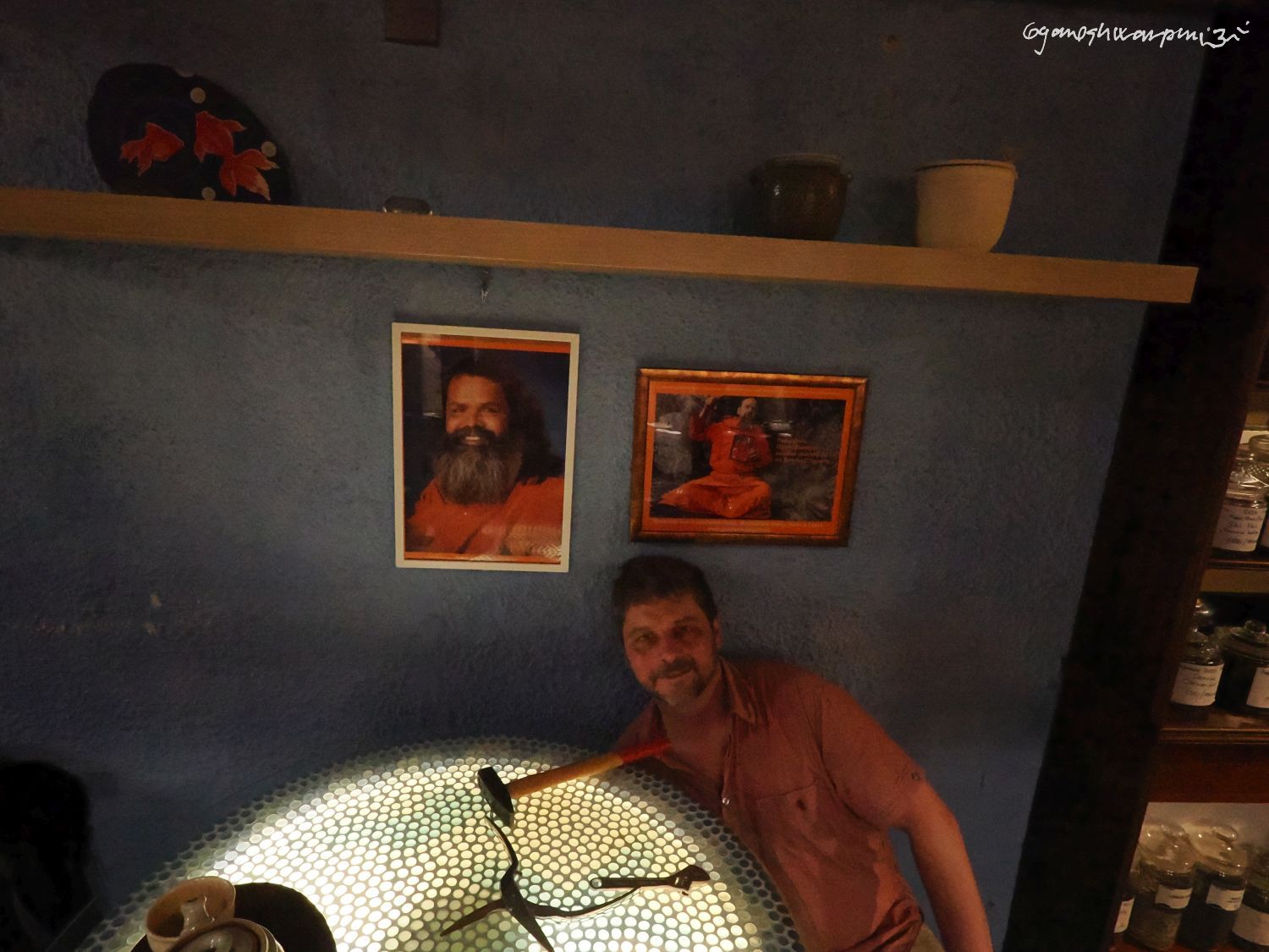 Bohumil Klváň připevnil ve své čajovně fotografii Višvagurudžího Mahéšvaránandy - Chajovna Brno. Foto: Svámí Gyaneshwarpuri  (2024).