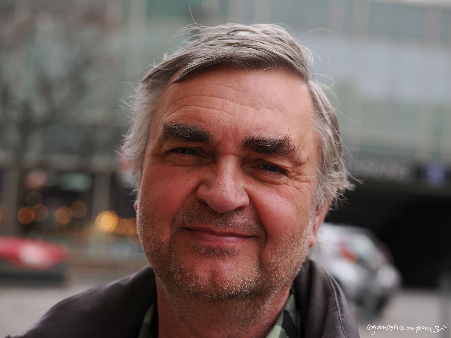 Ing. Dan Brodie Moltaš před Chajovnou v Brně. Foto: Svámí Gyaneshwarpuri (2025).