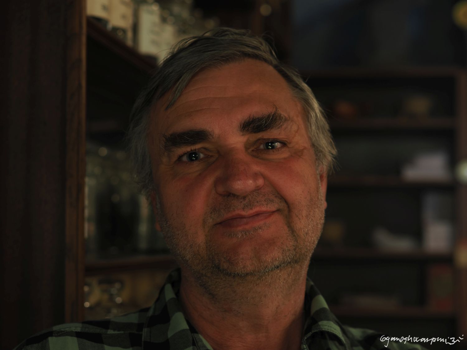 Ing. Dan Brodie Moltaš u stolečku v čajovně Chajovna v Brně. Foto: Svámí Gyaneshwarpuri (2025).