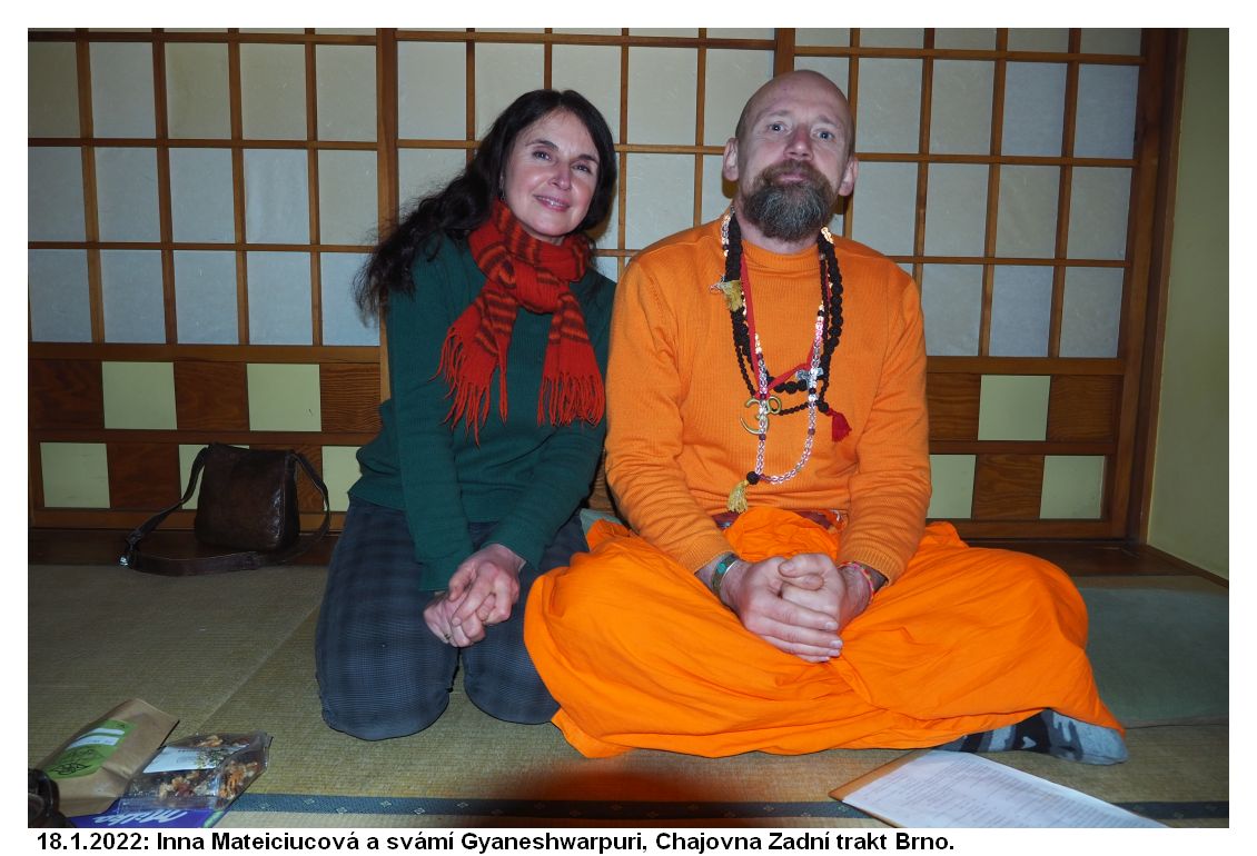 Inna Mateiciucová a svámí Gyaneshwarpuri nad šálkem zeleného čaje v Chajovně (2022)  