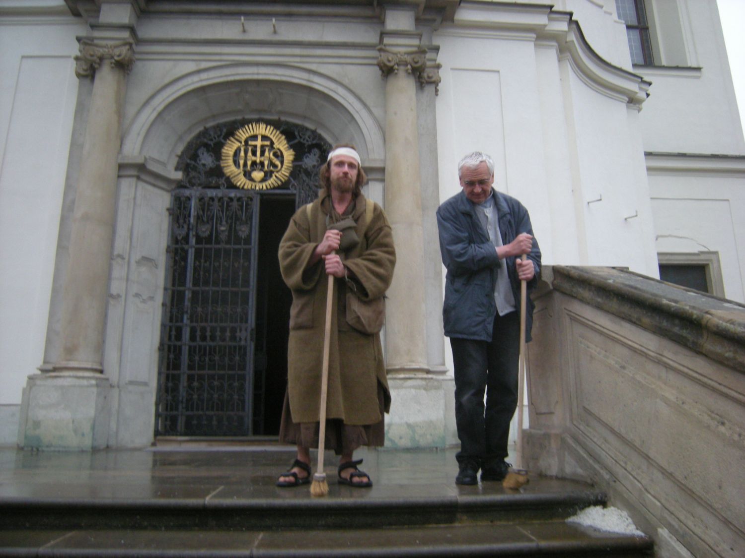 P. Jan Peňáz a poustevník Marek, Křtiny. Foto: Marek P. Gyaneshwarpuri (2009).