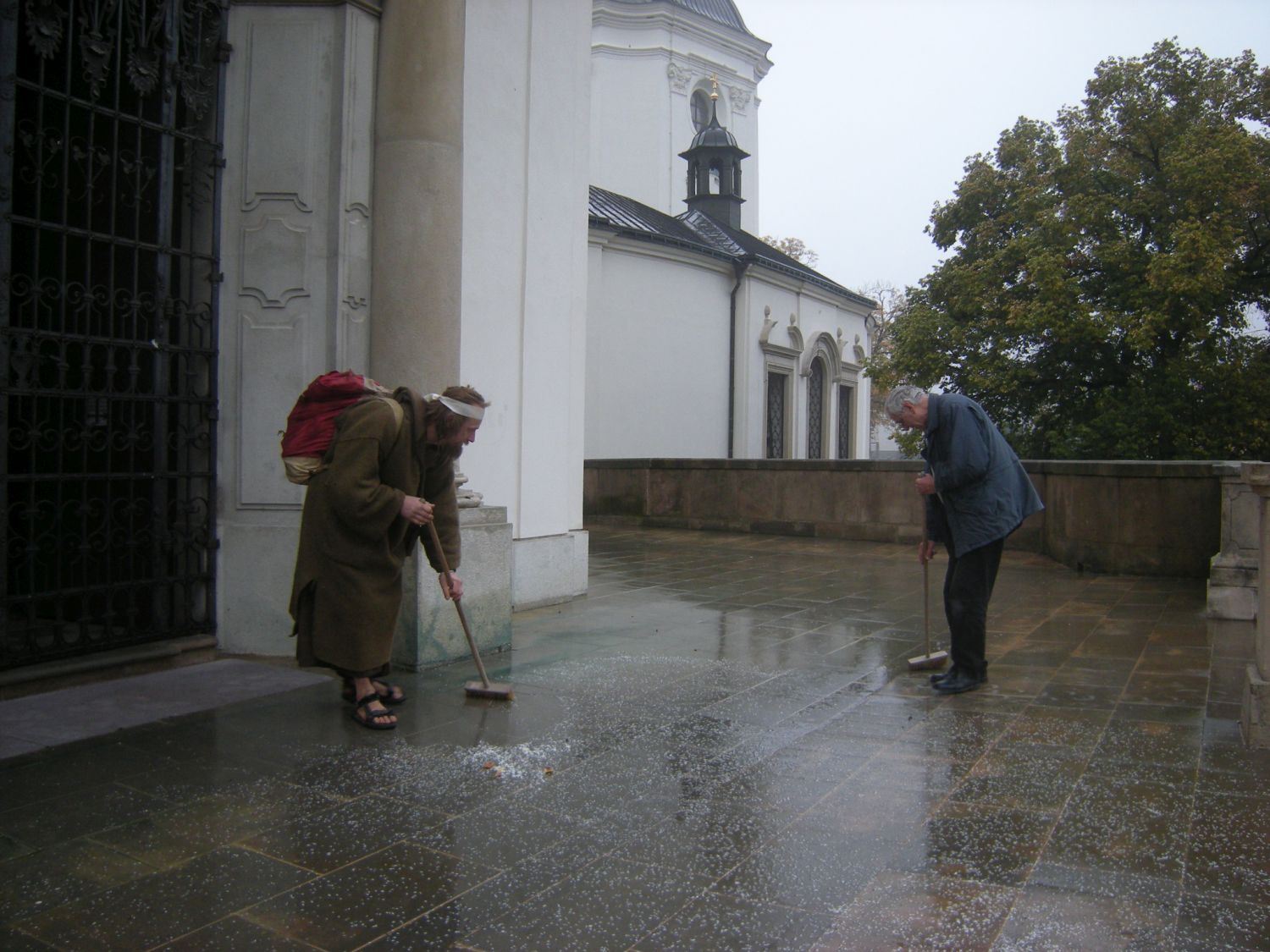 P. Jan Peňáz a poustevník Marek, Křtiny. Foto: Marek P. Gyaneshwarpuri (2009).