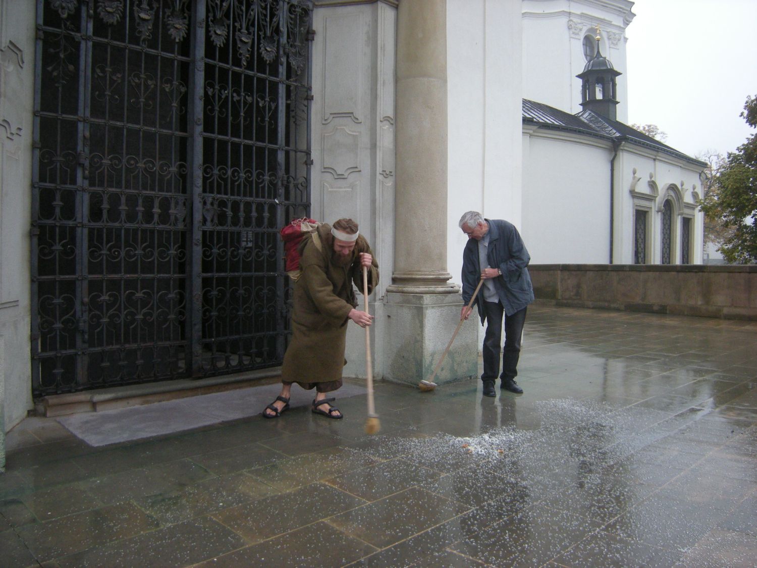 P. Jan Peňáz a poustevník Marek, Křtiny. Foto: Marek P. Gyaneshwarpuri (2009).