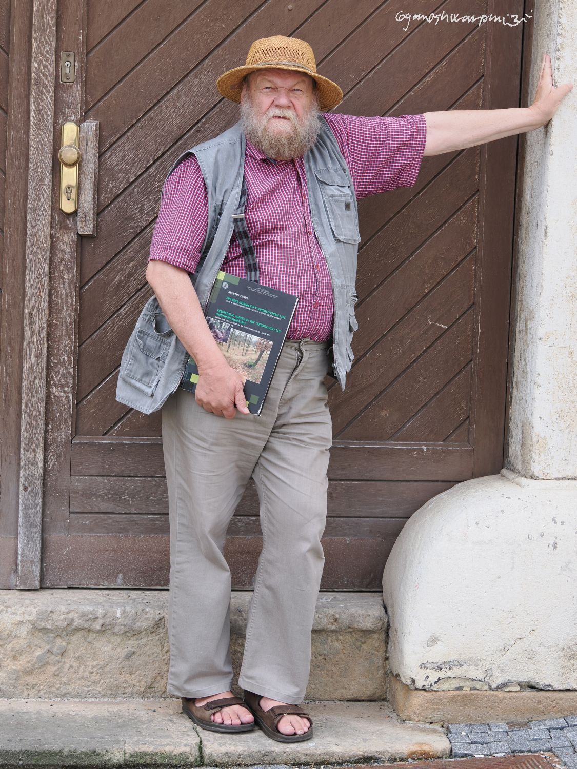 Doc. Martin Oliva před bránou do Ústavu Anthropos na Zelném rynku v Brně (2025).  Foto: Svámí Gyaneshwarpuri.