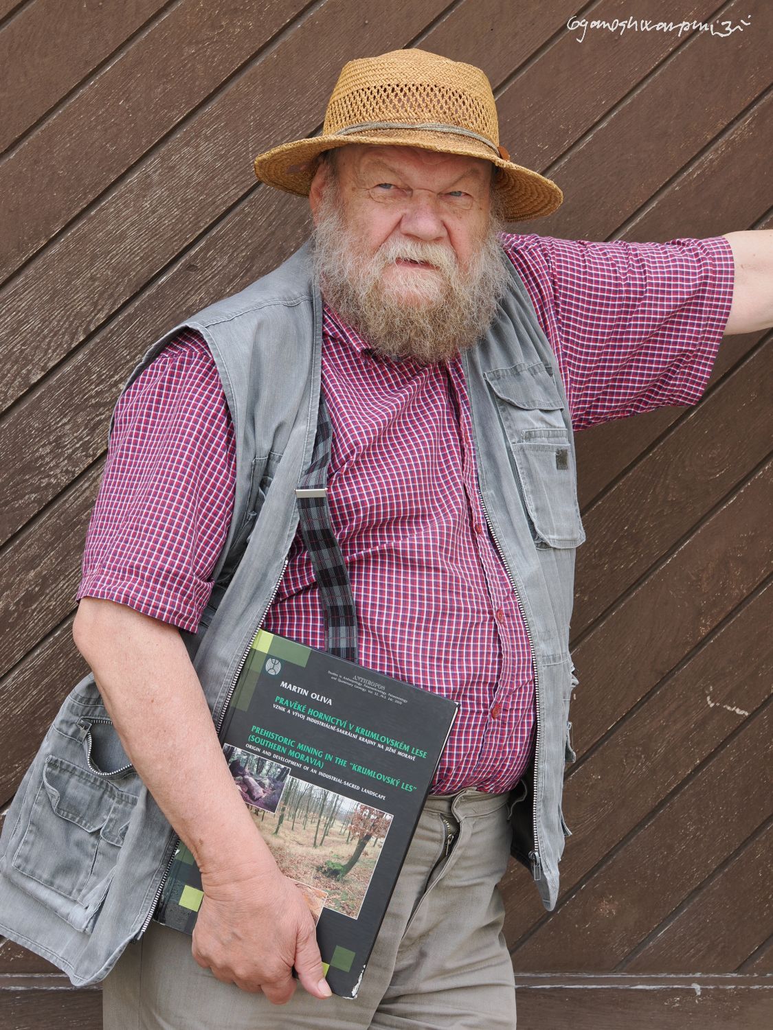 Doc. Martin Oliva před bránou do Ústavu Anthropos na Zelném rynku v Brně (2025).  Foto: Svámí Gyaneshwarpuri.