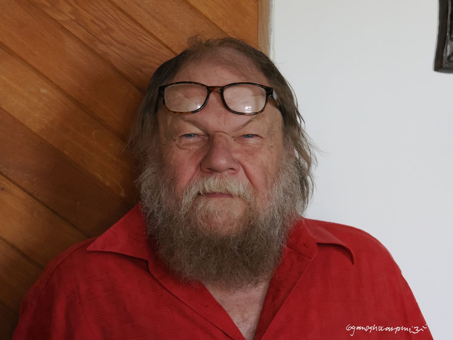 Doc. Martin Oliva ve své kanceláři v Ústavu Anthropos Moravského zemského muzea (2024).  Foto: Svámí Gyaneshwarpuri.
