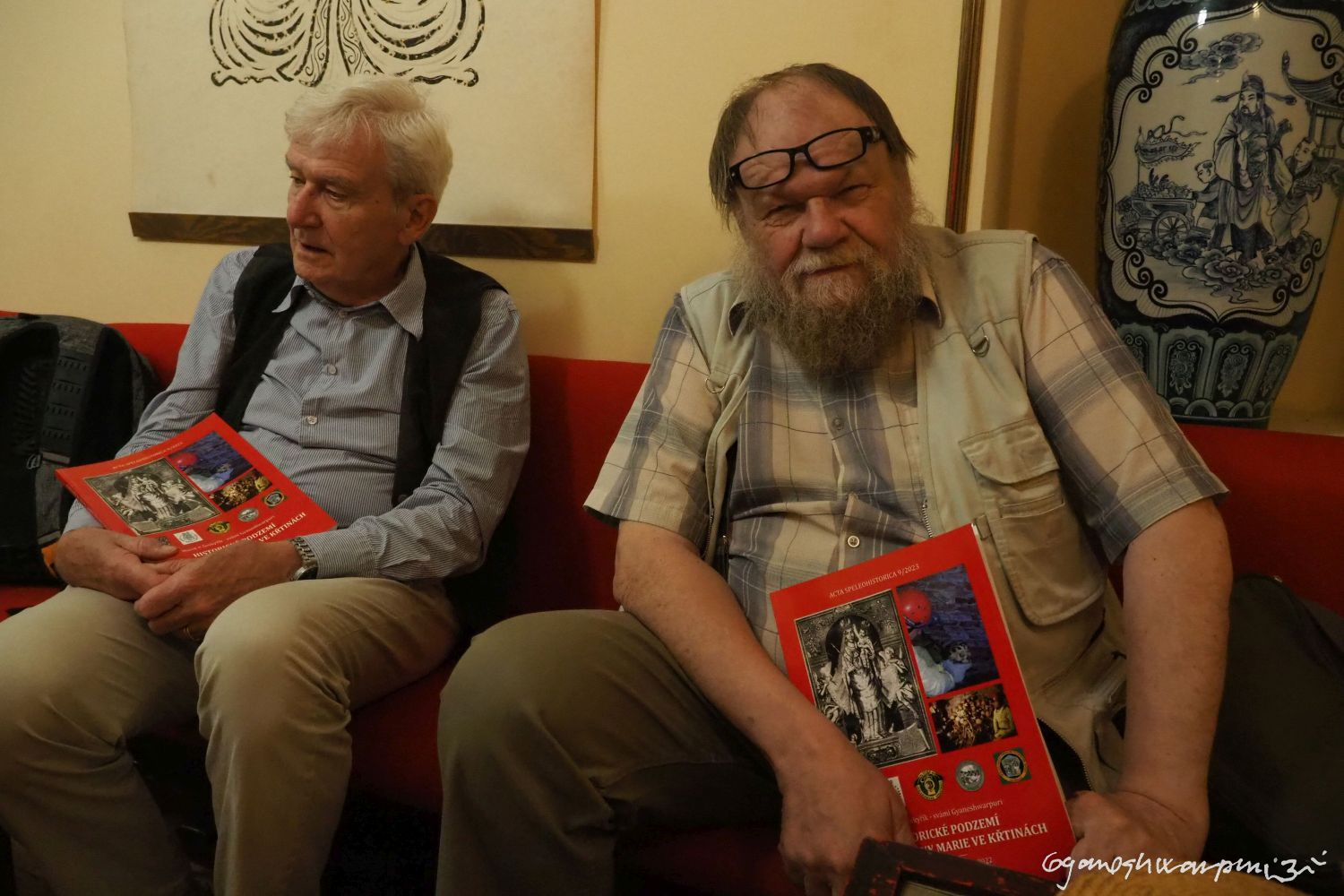 Martin Oliva v družném rozhovoru s prof. Josefem Ungerem na křtu mé knihy Acta Speleohistorica o Křtinách v Chajovně (2023).  Foto: Svámí Gyaneshwarpuri.
