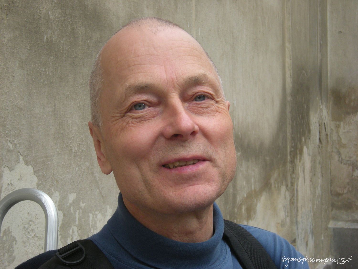 RNDr. Vladislav Kahle se sklonil před pouličním muzikantem  (2009).  Foto: Marek P.  Gyaneshwarpuri.