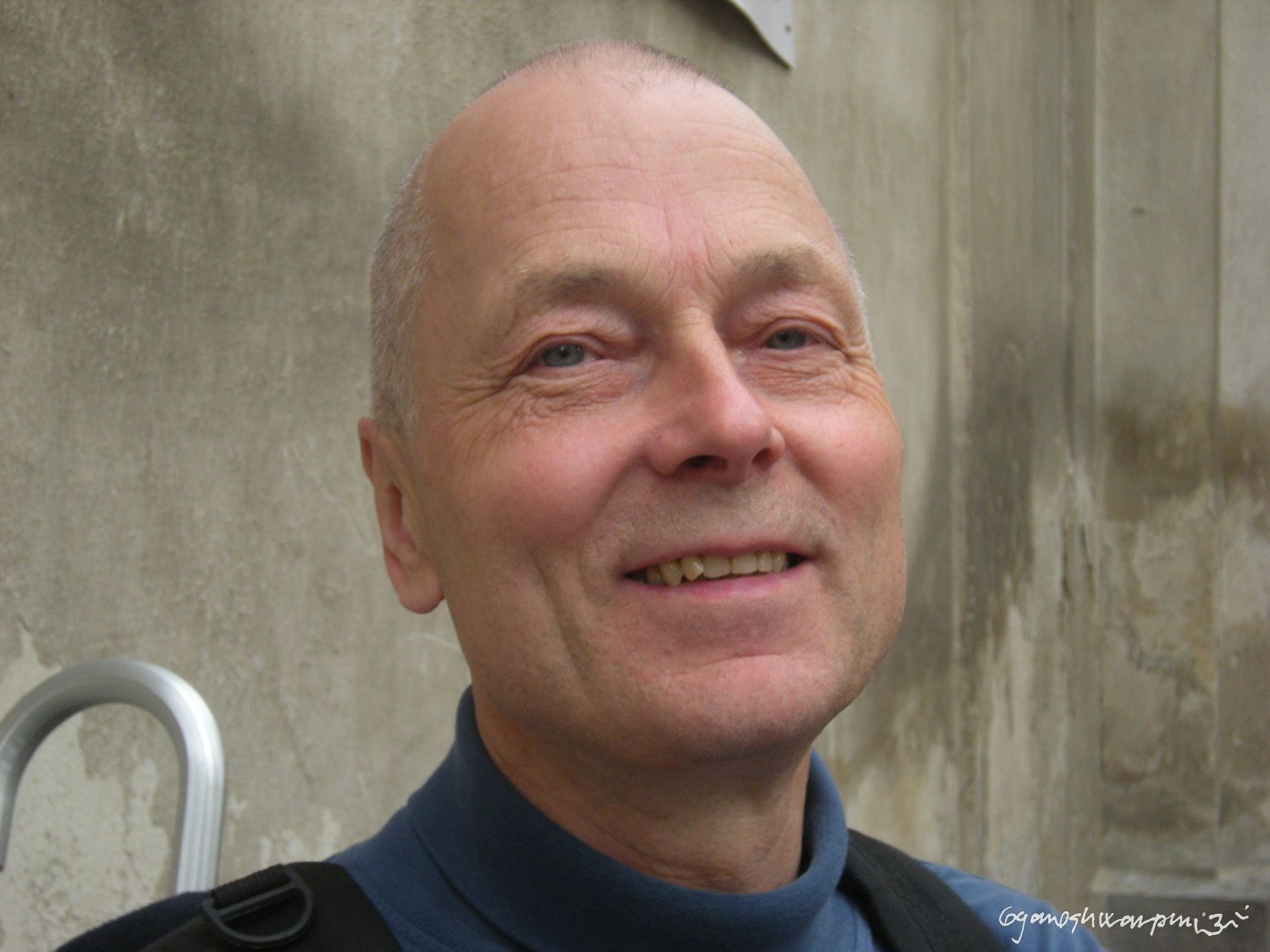 RNDr. Vladislav Kahle se sklonil před pouličním muzikantem  (2009).  Foto: Marek P.  Gyaneshwarpuri.