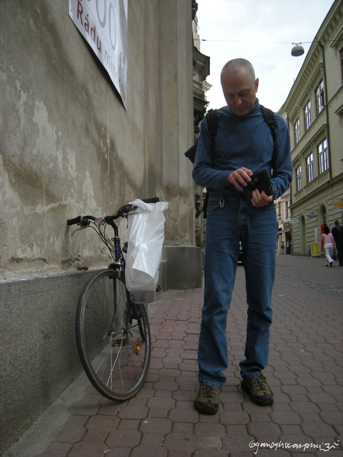 RNDr. Vladislav Kahle se sklonil před pouličním muzikantem  (2009).  Foto: Marek P.  Gyaneshwarpuri.