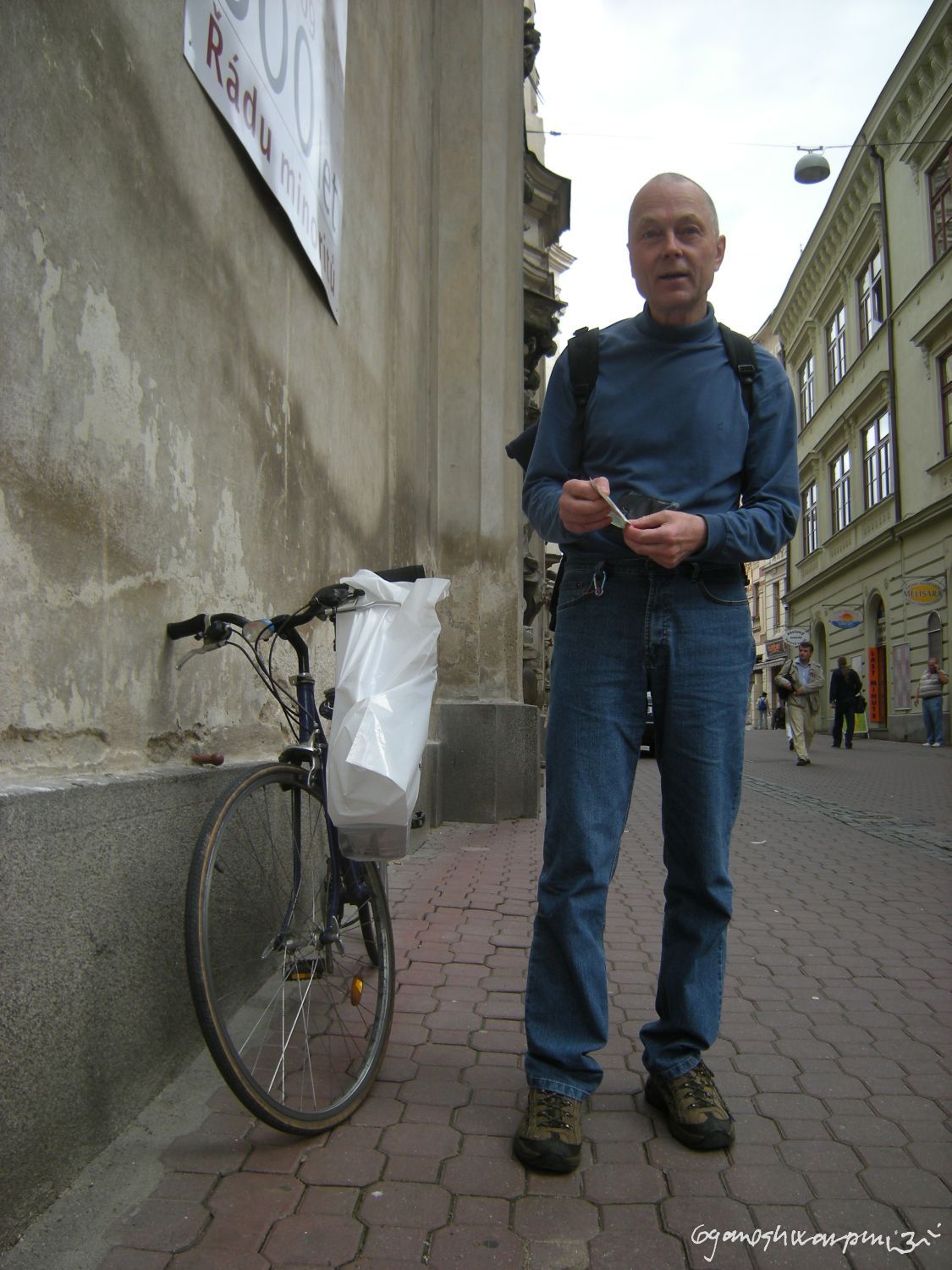 RNDr. Vladislav Kahle se sklonil před pouličním muzikantem  (2009).  Foto: Marek P.  Gyaneshwarpuri.