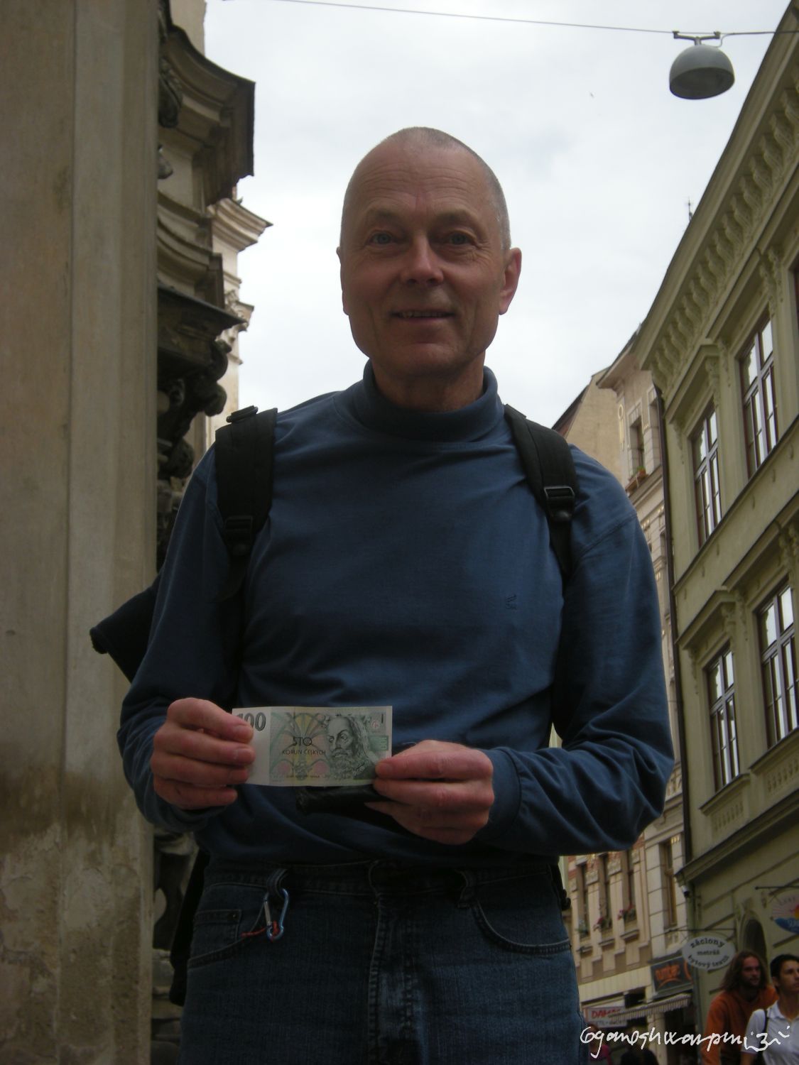 RNDr. Vladislav Kahle se sklonil před pouličním muzikantem  (2009).  Foto: Marek P.  Gyaneshwarpuri.