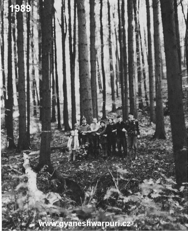 Ustanovení Novodvorské skupiny při ZO ČSS 6-12 Speleologický klub Brno nad závrtem Novodvorského ponoru (1989) Foto: Marek Šenkyřík. Foto: samospoušť 1989.