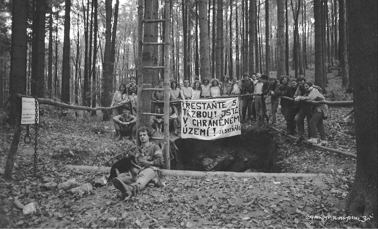 Společenství kamarádů Novodvorského ponoru. Marek Šenkyřík sedící vlevo vzadu (1990). Foto: Marek Šenkyřík samospoušť 1990.