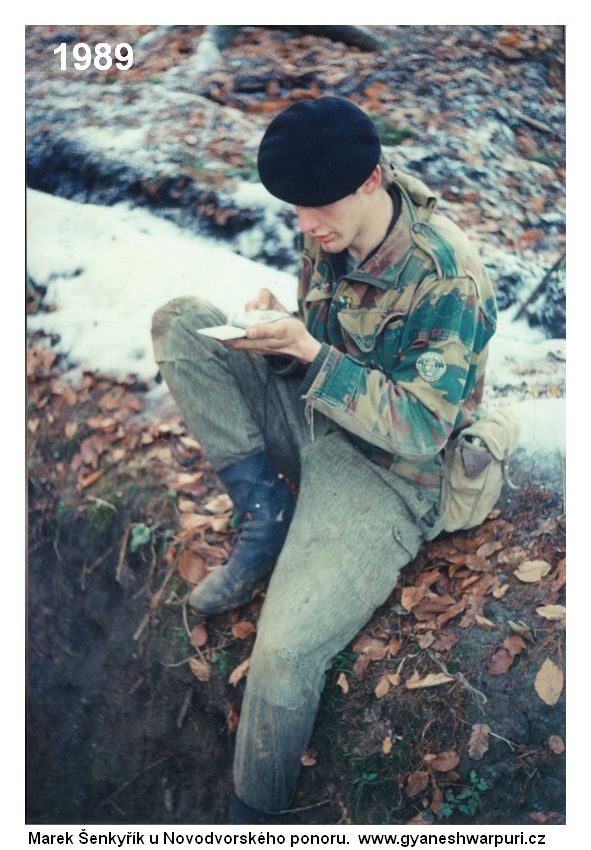 Marek Šenkyřík - vedoucí Novodvorské skupiny - u Novodvorského ponoru. Foto: Marek Šenkyřík samospoušť 1990.