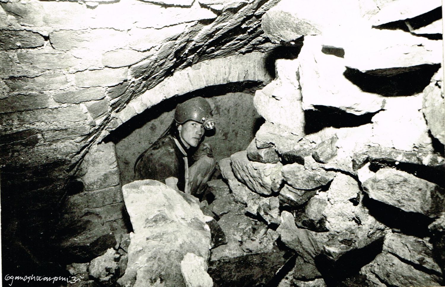 Průzkum zazdívek Krypty pod věží chrámu Panny Marie ve Křtinách.
 Na fotografii Jiří Šenkyřík. Foto: Marek Šenkyřík 1991.