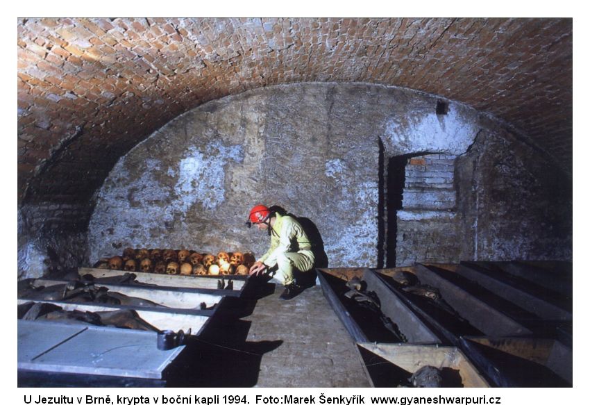 Jezuitský kostel v Brně - krypta pod boční kaplí. Foto: Marek Šenkyřík 1994.