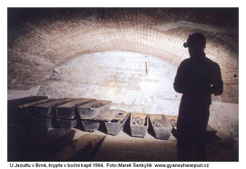 Jezuitský kostel v Brně - krypta pod boční kaplí. Foto: Marek Šenkyřík 1994.